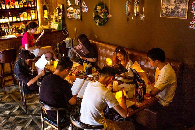 色经济？吊桥效应作祟姐们疯狂砸钱J9真人游戏第一品牌恋陪DM