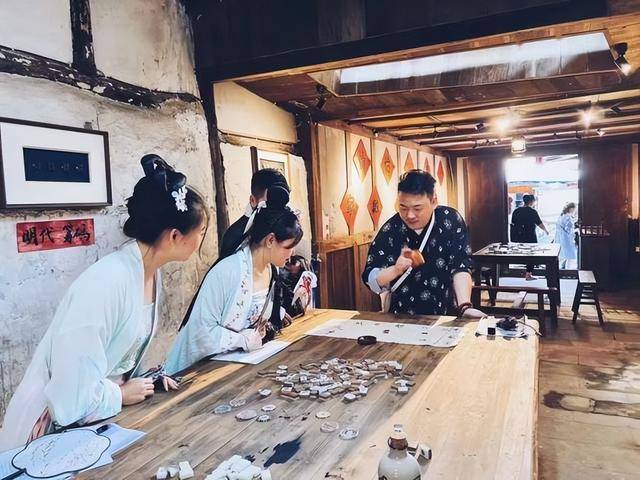 色经济？吊桥效应作祟姐们疯狂砸钱J9真人游戏第一品牌恋陪DM非男(图2)