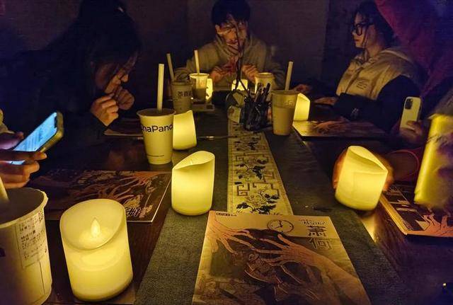 色经济？吊桥效应作祟姐们疯狂砸钱J9真人游戏第一品牌恋陪DM非男(图3)