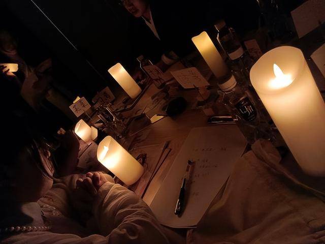 色经济？吊桥效应作祟姐们疯狂砸钱J9真人游戏第一品牌恋陪DM非男(图4)