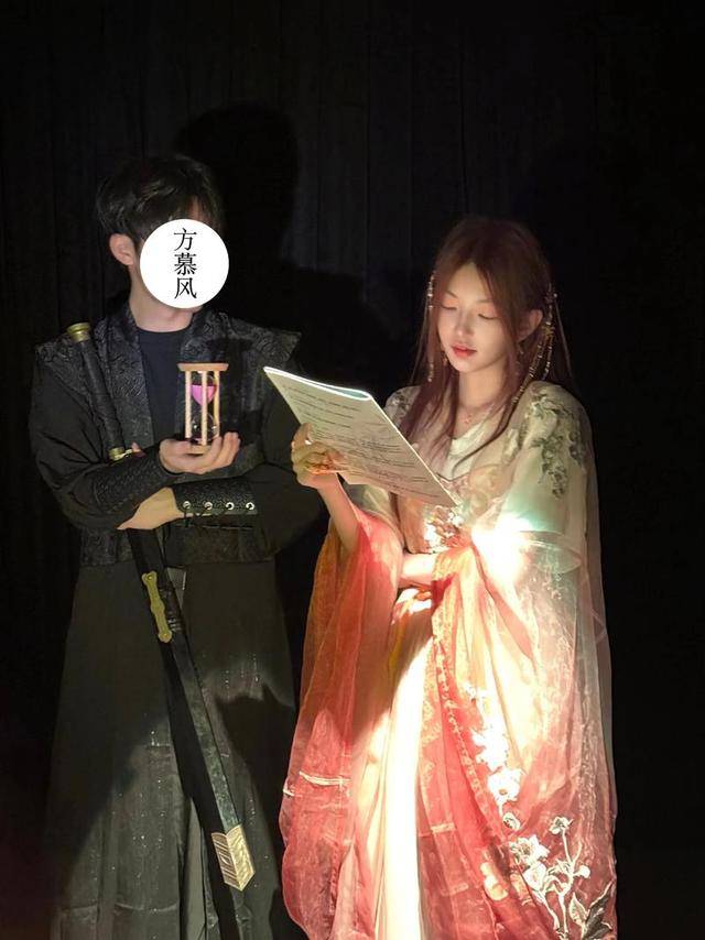 色经济？吊桥效应作祟姐们疯狂砸钱J9真人游戏第一品牌恋陪DM非男(图6)