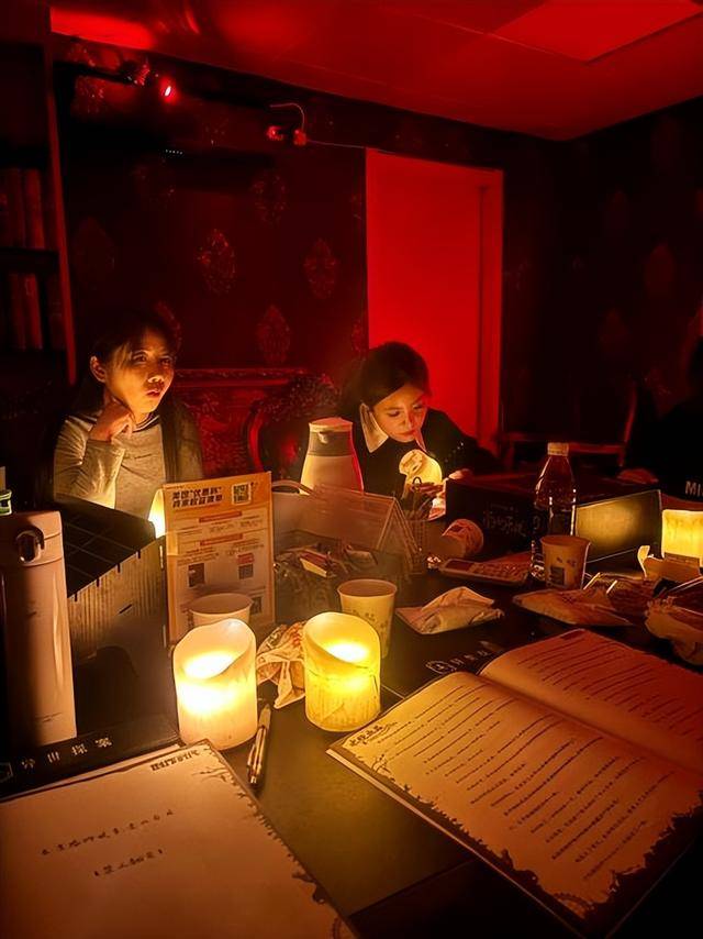 色经济？吊桥效应作祟姐们疯狂砸钱J9真人游戏第一品牌恋陪DM非男(图8)