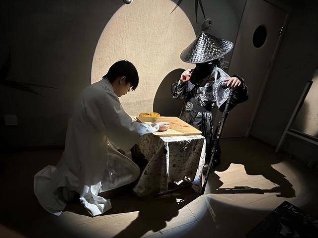 色经济？吊桥效应作祟姐们疯狂砸钱J9真人游戏第一品牌恋陪DM非男(图9)