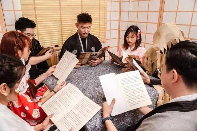 色经济？吊桥效应作祟姐们疯狂砸钱J9真人游戏第一品牌恋陪DM非男(图11)